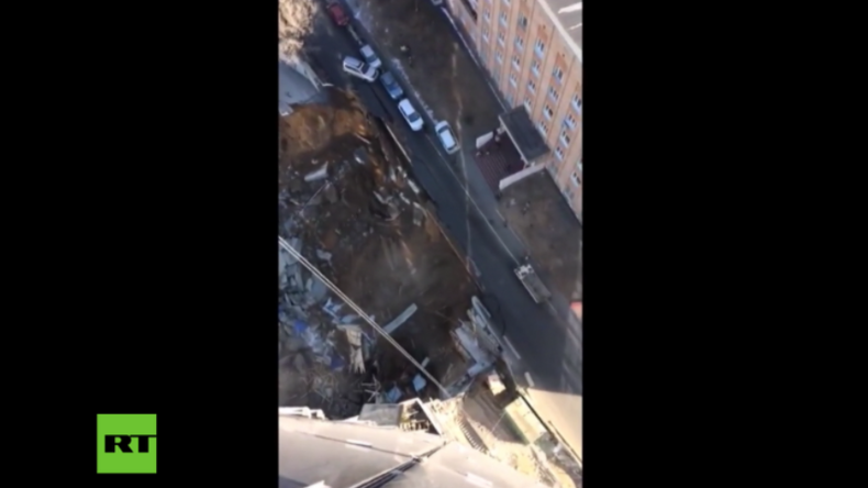 Wladiwostok: Und plötzlich bricht die Erde ein – Riesige Sinkhöhle lässt Straßenbrücke einstürzen