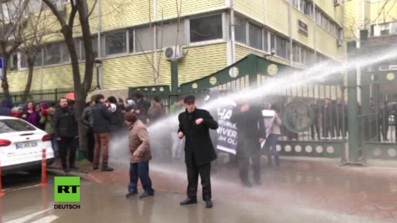 Türkei: Wieder Staatsbedienstete entlassen - Polizei setzt Wasserwerfer gegen Studenten-Protest ein