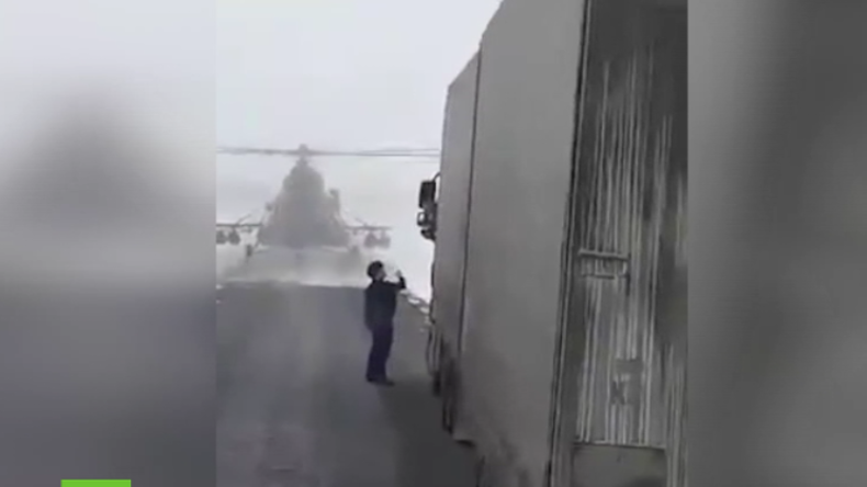 "Ich wollt nach dem Weg fragen" - Pilot landet Militärhubschrauber vor LKW mitten auf der Straße