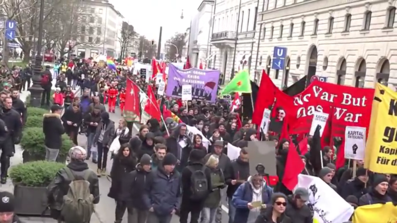 Live: „Umzingelung der NATO-Kriegsstrategen“ - Protest gegen die Münchner Sicherheitskonferenz 