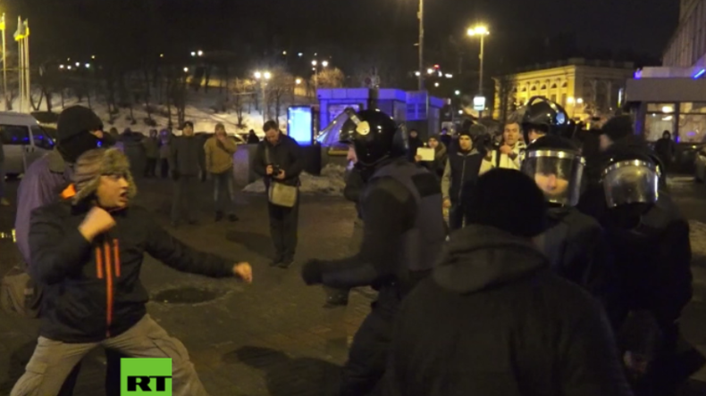 Kiew: Tausende Rechte strömen kampfbereit zum 3. Jahrestag der gewaltsamen Proteste auf den Maidan 