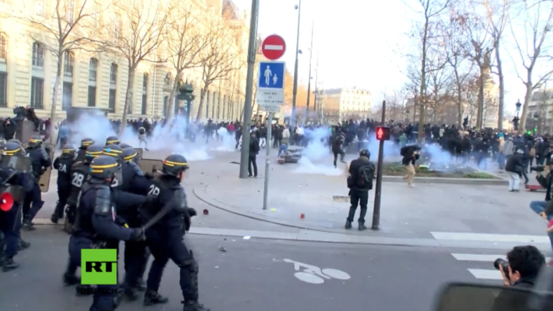 Schwere Ausschreitungen in Paris: Bei Protest gegen Polizeigewalt zwei Polizisten verletzt