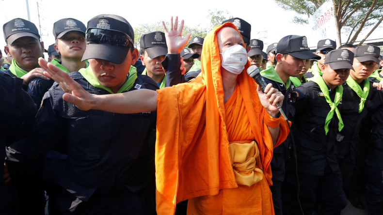 Buddhismus mit Fäusten: Zusammenstöße in Thailand zwischen Mönchen und Polizei 