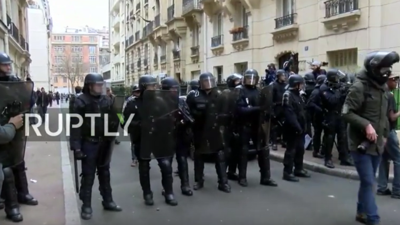 Polizisten im Einsatz bei protest gegen Polizeigewalt in Paris.