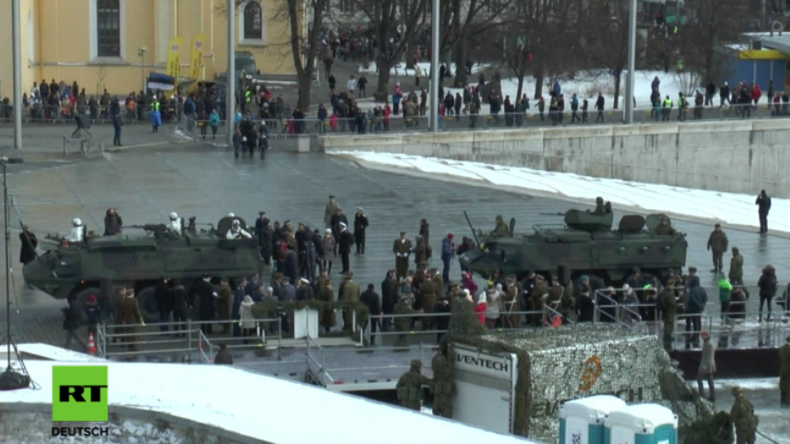 Militärfahrzeuge bei NATO-Militärparade in Tallinn.