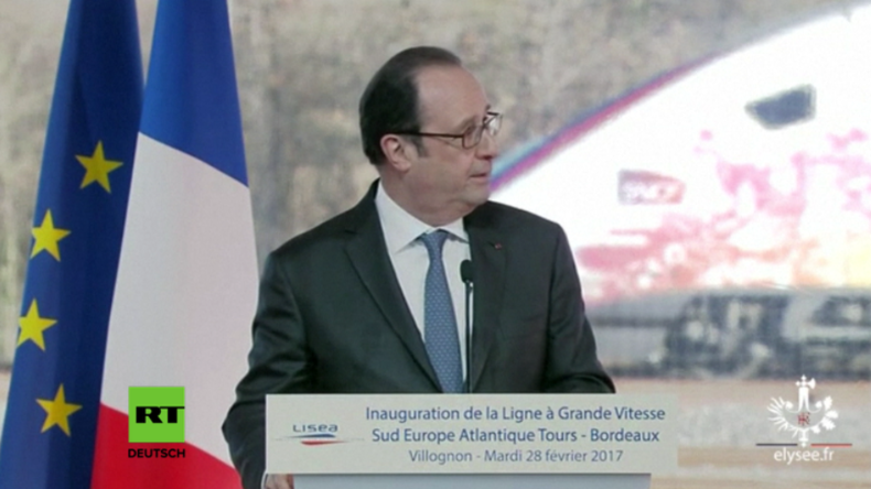 Francois Hollande schaut sich um, nachdem ein Scharfschütze das Feuer eröffnet hat.