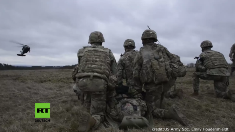 US-Soldaten simulieren Rettungsaktion eines verletzten Kameraden in Grafenwöhr.