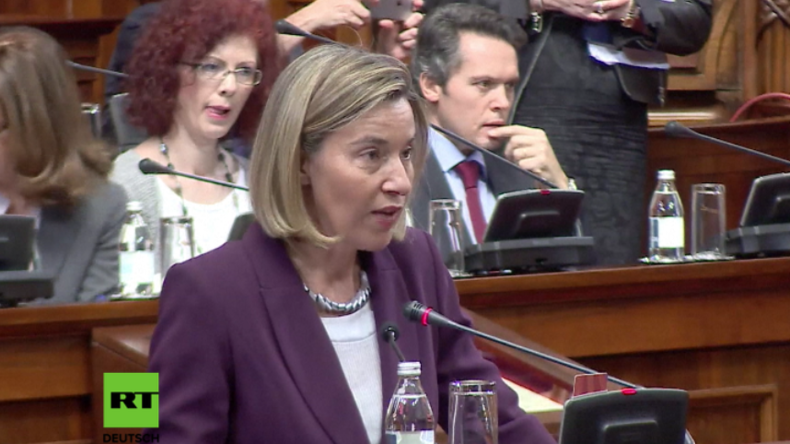 EU-Außenbeauftragte Frederica Mogherini hält Rede im Belgrader Parlament.