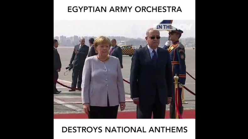 Bundeskanzlerin Merkel lauscht der deutschen Nationalhymne, gespielt vom ägyptischen Militär-Orchester.