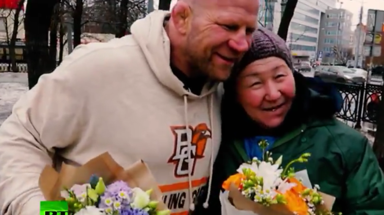MMA-Kämpfer Jeff Monson verteilt Blumensträuße in Moskau. 