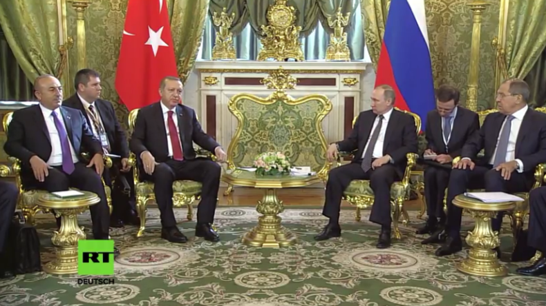 Live: Pressekonferenz von Putin und Erdoğan in Moskau (mit deutscher Simultan-Übersetzung)