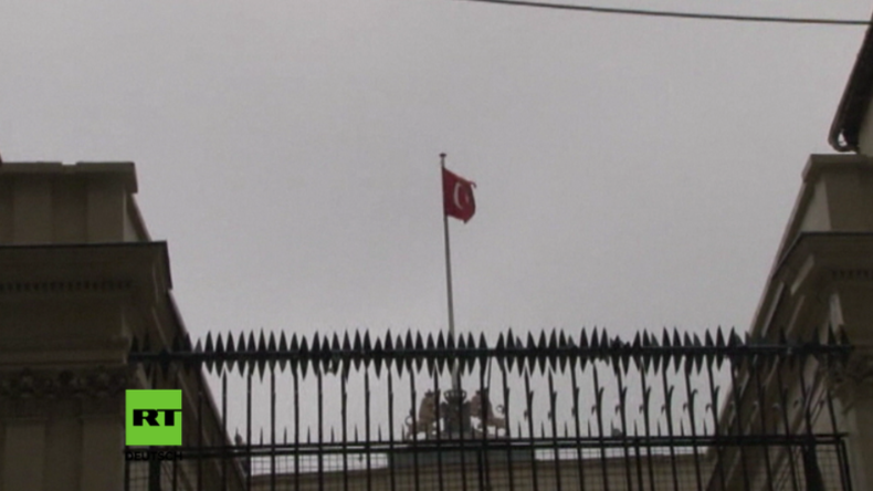 Türkische Flagge weht über dem niederländischen Konsulat in Istanbul. 