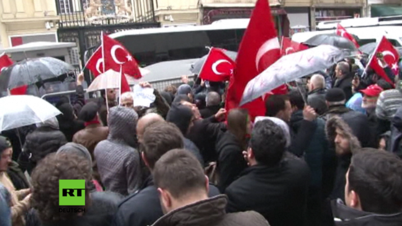 Protest vor dem niederländischen Konsulat in Istanbul. 