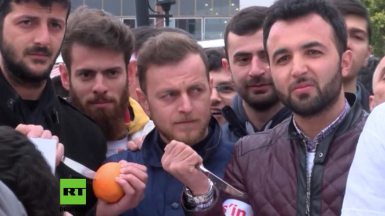 Protest-Teilnehmer und Anhänger des AKP-Jugendflügels.