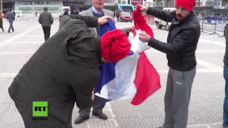 Türkische Protestler verbrennen versehentlich französische Flagge, statt niederländischer