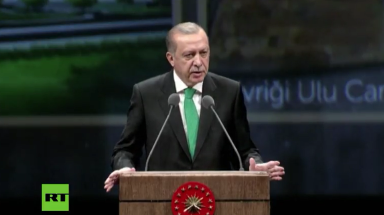 Erdogan hält Ansprache in Ankara.