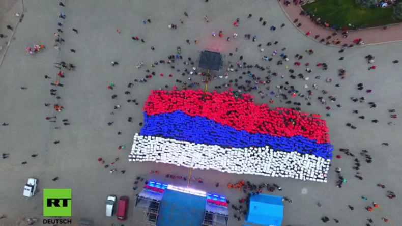 "Wir sind russisch!" - Riesige Russland-Fahne aus Menschen zum dritten Krim-Jubiläum in Sewastopol