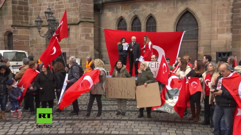 Türken protestieren in Nürnberg gegen ein Präsidialsystem in der Türkei.