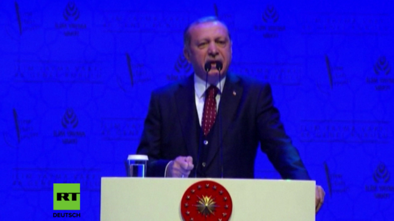 Erdogan hält in Istanbul Rede.