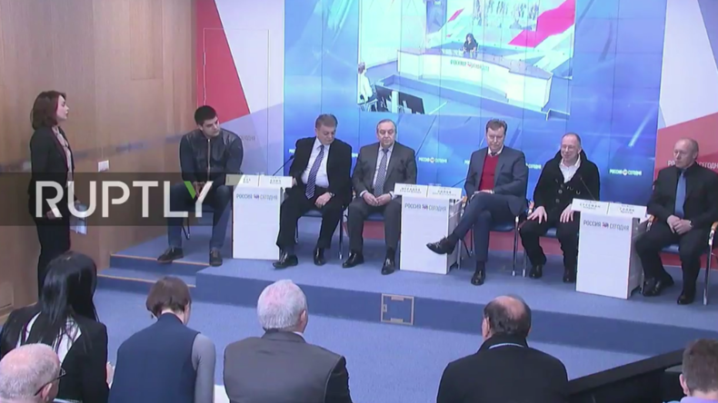Politiker aus Europa geben Pressekonferenz nach Krim-Besuch.