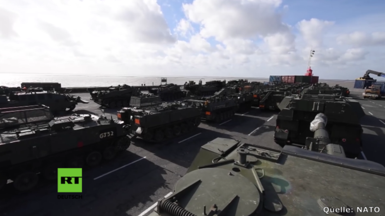 Britische Militär-Fahrzeuge werden über Emden nach Estland gebracht.