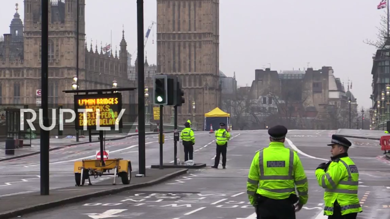 Einen Tag nach dem Angriff ist die Polizeipräsenz noch immer massiv im Herzen Londons.