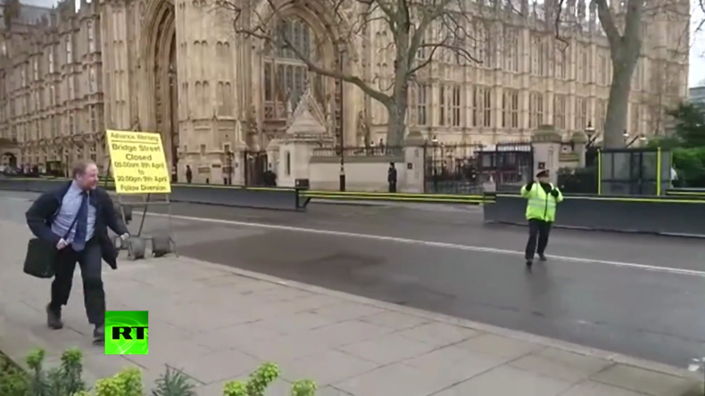 Menschen rennen unmittelbar nach Terror-Angriff in London um ihr Leben.