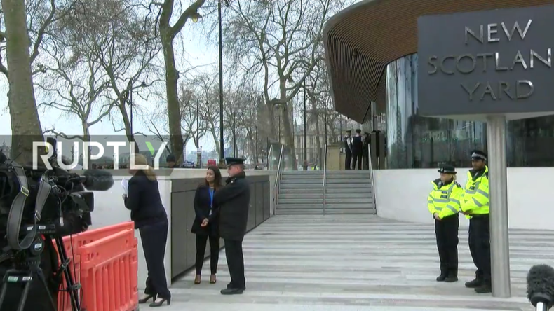 Medienvertreter warten auf erneute Presseerklärung vor dem New Scotland Yard Gebäude. 