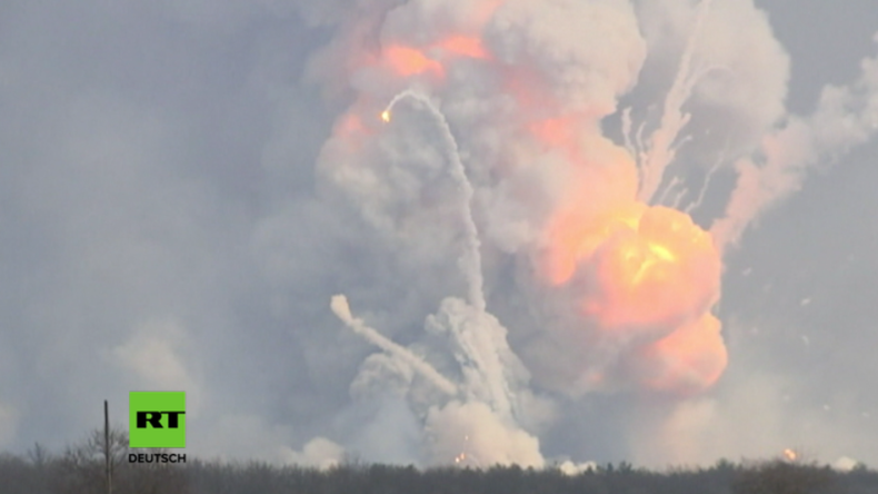 Explosionen und massives Feuer in dem größten Waffenlager der ukrainischen Armee.