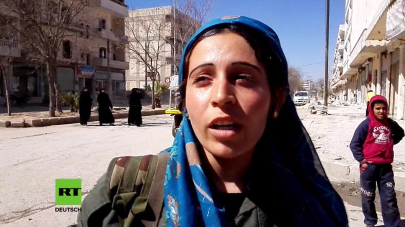 Soldatin der Frauen-Schutz-Einheit der YPG in Manbidsch erklärt Erdogan und dem IS den Krieg. 