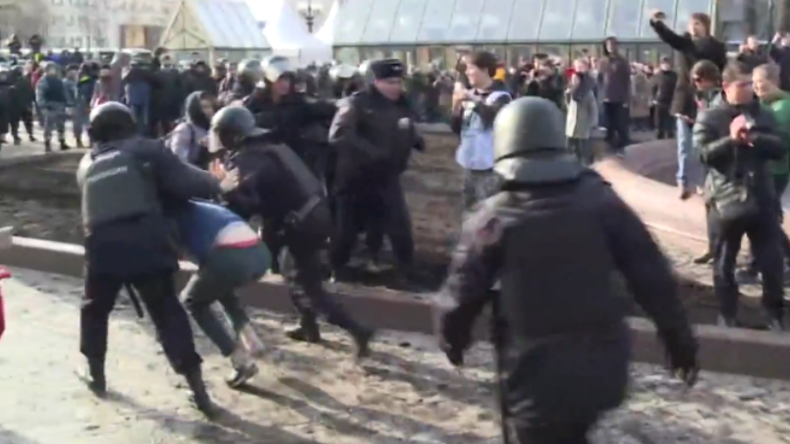 Polizisten nehmen Demonstranten in Moskau fest. 