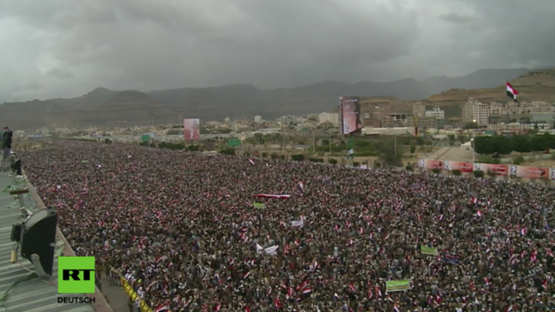 Hunderttausende protestieren am Sonntag in Saana gegen den Krieg durch Saudi Arabien.