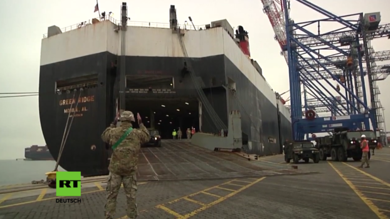 US-Frachter mit Militärgerät wird im Hafen von Danzig entladen. 
