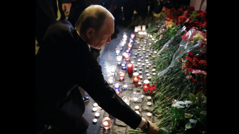Putin legt nach Terroranschlag in Sankt Petersburg Blumen nieder. 