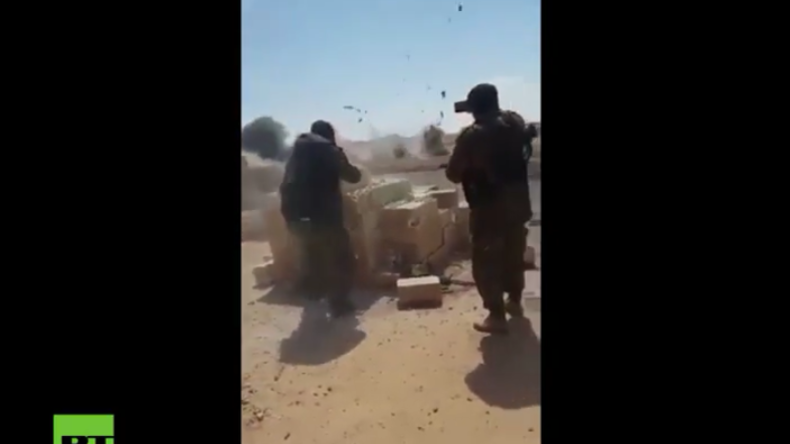 Kurdische Soldaten eröffnen das Feuer auf IS-Kämpfer in Rakka, die daraufhin in die Luft gehen.