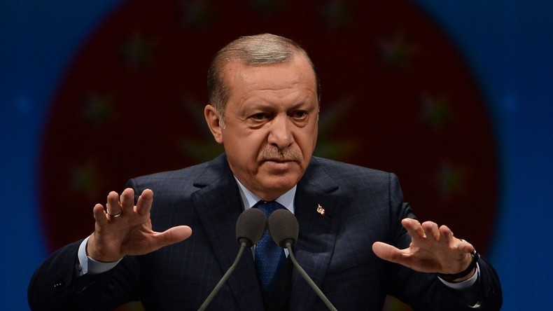 LIVE: Präsident Erdogan hält Pressekonferenz nach Sieg bei Verfassungsreferendum