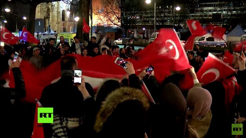 Berlin: Pro-Erdogan-Lager feiert JA-Ergebnis des Referendums