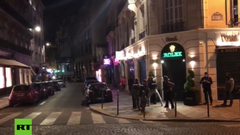 Zivilisten fliehen in Paris kurz nach Terrorangriff. 