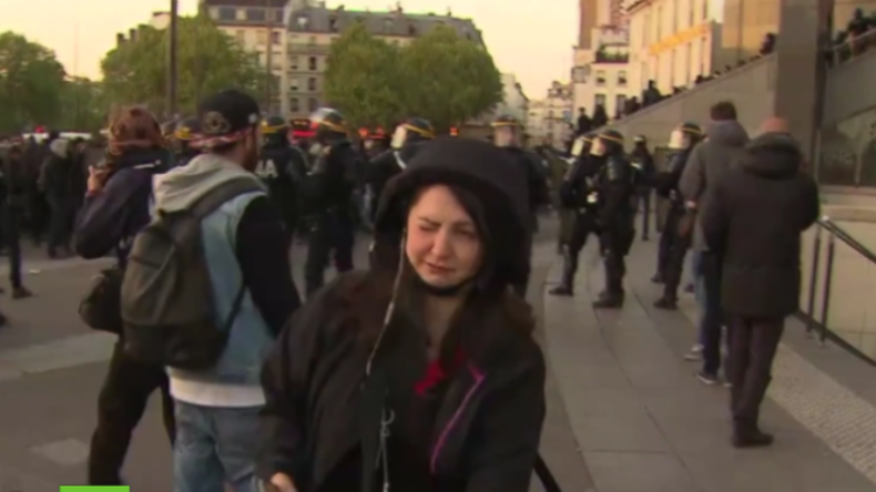 RT-Korrespondentin bekommt bei Protest in Paris Tränengas ab. 