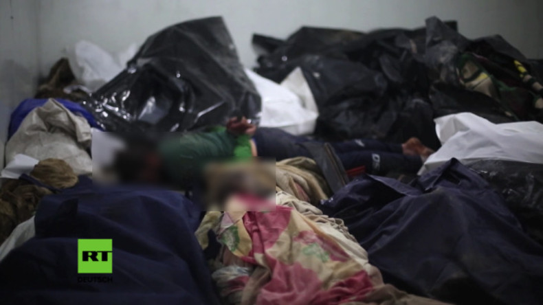 Leichen stapeln sich in provisorischer Leichenhalle in Mossul. 