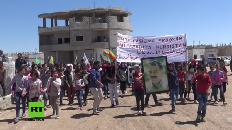 Kurden in Syrien protestieren gegen türkische Luftangriffe.