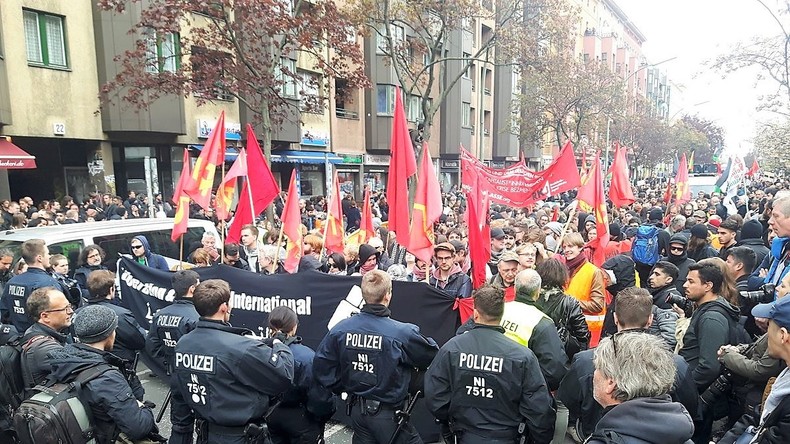 Live-Schaltung von der nicht genehmigten Kundgebung am 1. Mai in Berlin-Kreuzberg