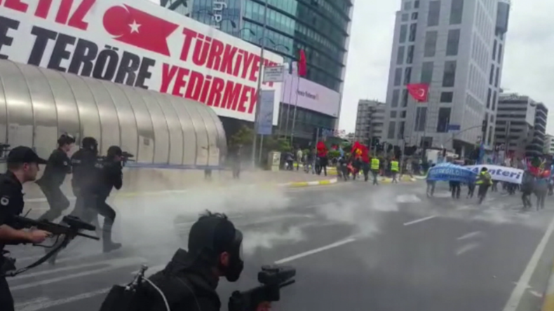 Polizei geht mit Tränengasgeschossen gegen Protestler in Istanbul vor. 