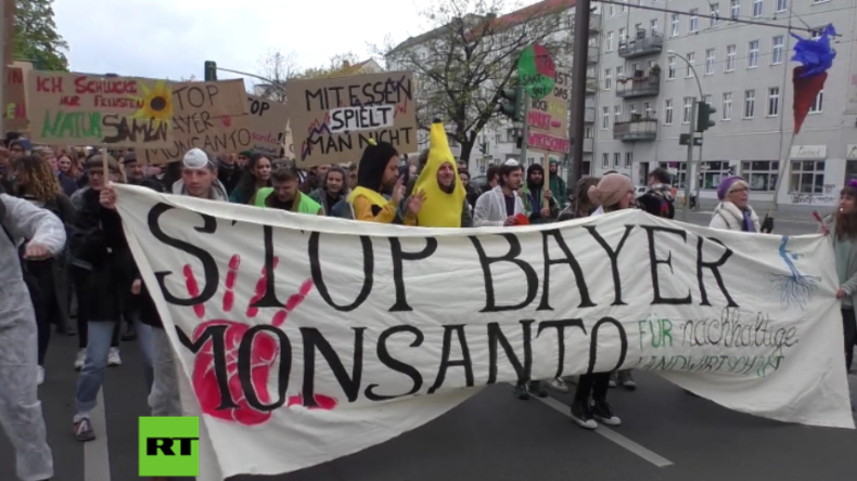 Musikalisch begleiteter Protest gegen Fusion von Monsanto und Bayer in Berlin.