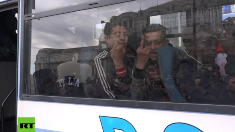Bewohner eines provisorischen Flüchtlingscamps in Mailand werden mit Bussen abtransportiert. 