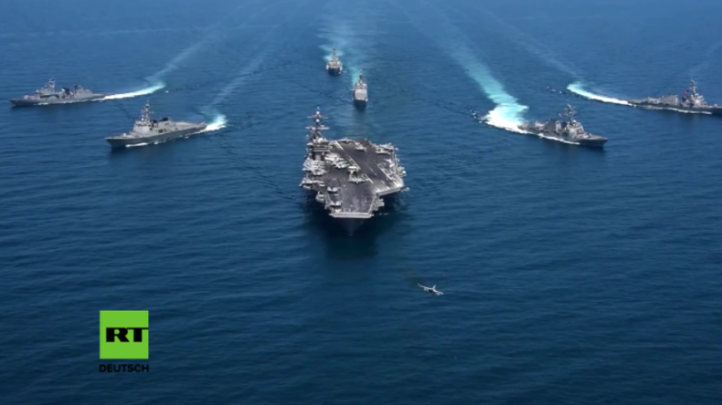 USS Carl Vinson bei Marineübung mit südkoreanischen Zerstörern. 