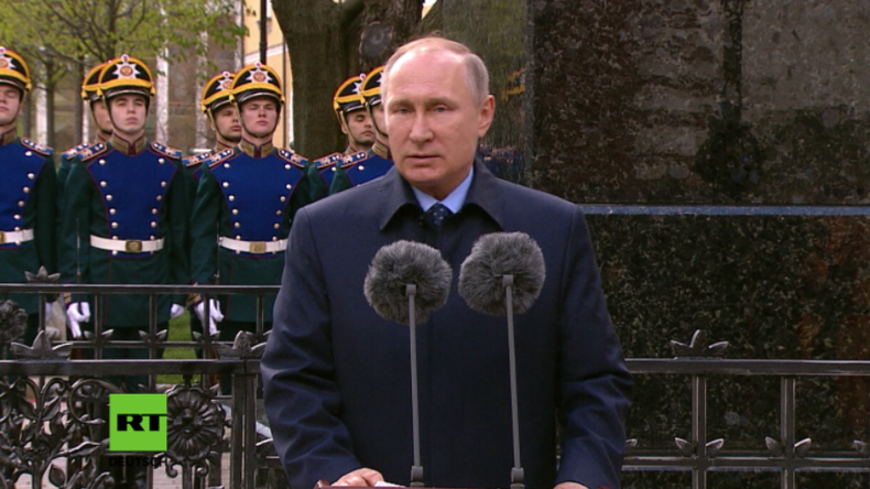 Putin enthüllt Denkmal an Mord des Zarensohnes Sergei Alexandrowitsch Romanow.