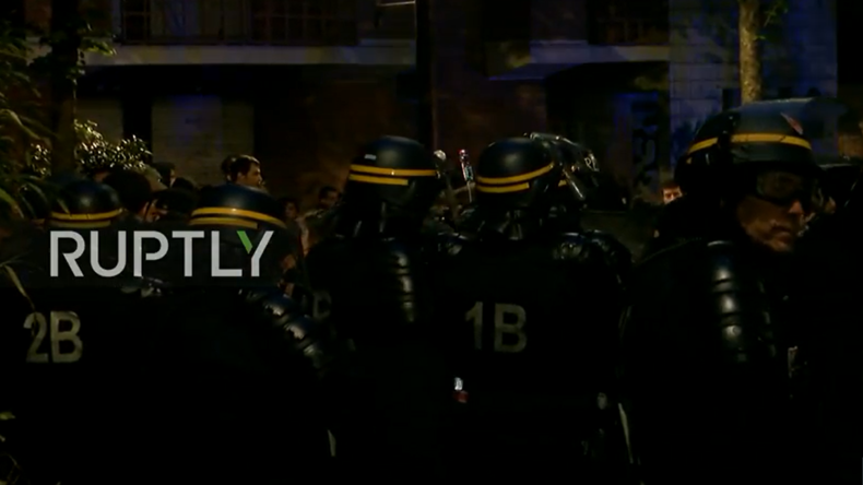 Live aus Paris: Erste Ausschreitungen bei Protesten nach klarem Sieg von Emmanuel Macron
