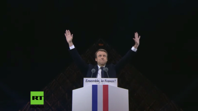 Macron hält Siegesrede vorm Louvre.