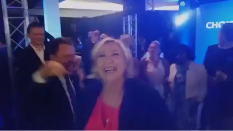 Trotz Wahlniederlage bester Laune - Marine Le Pen tanzt zu YMCA von den Village People